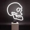 Neon Leuchtdekoration Auf Betonsockel "Skull"